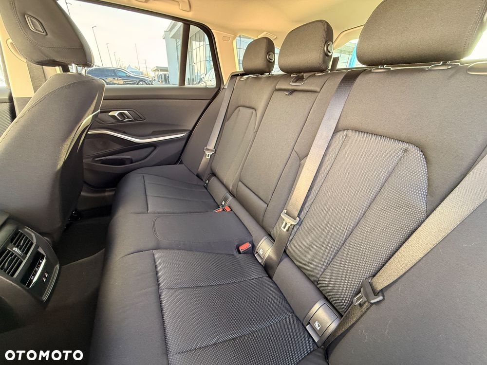 BMW Seria 3 320i sport - 18