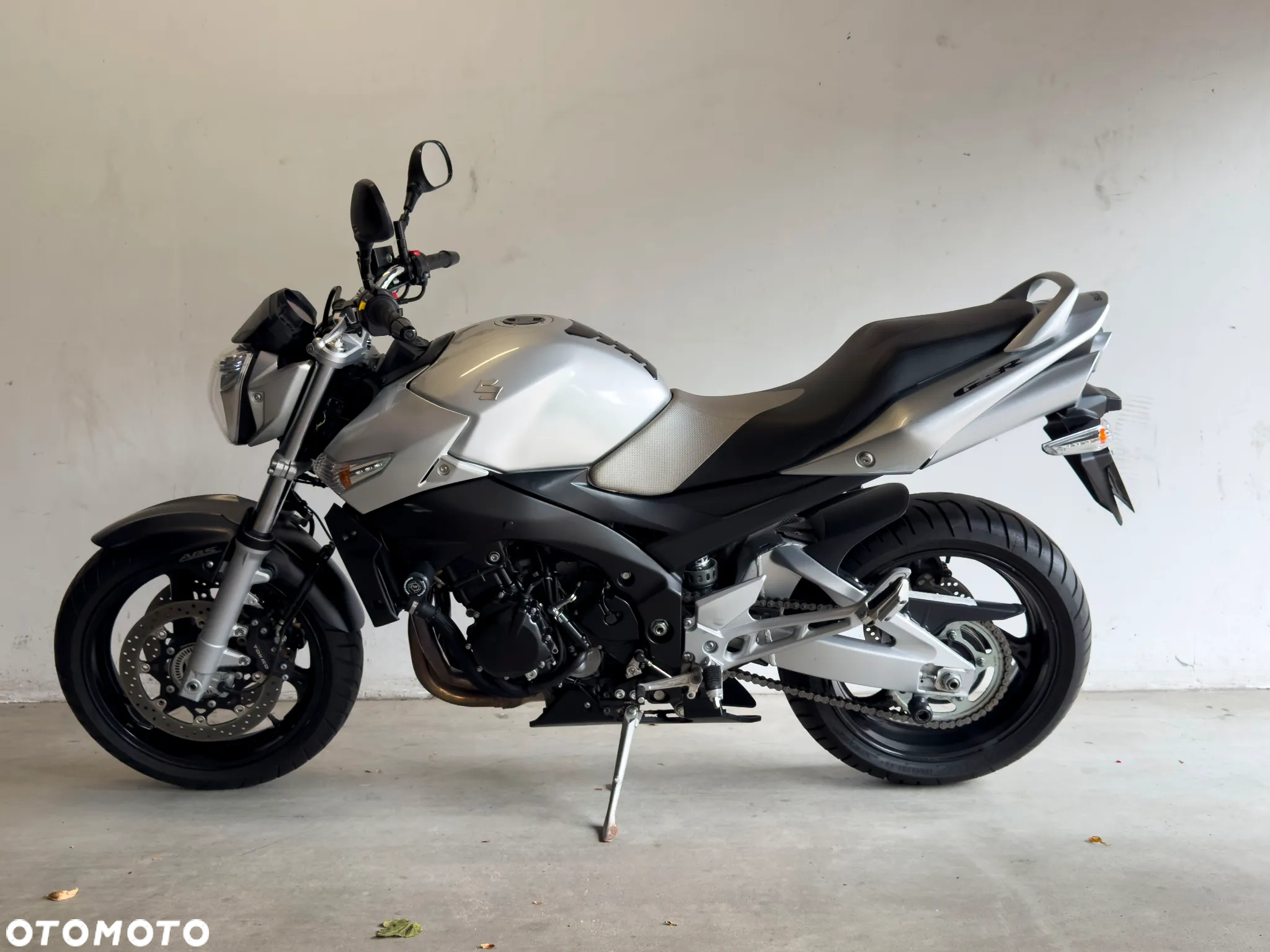 Suzuki GSR - 2