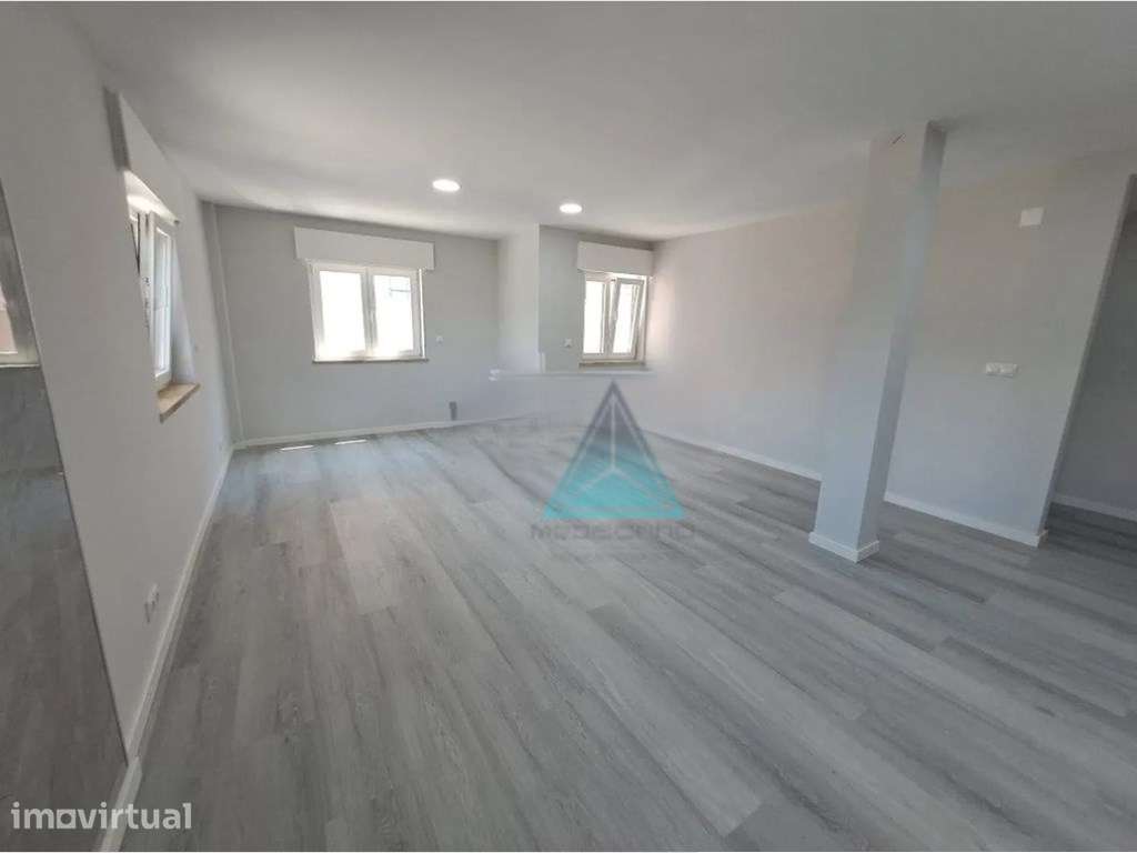 T2 Corroios totalmente remodelado, design moderno pronto a entrar. - Grande imagem: 2/8