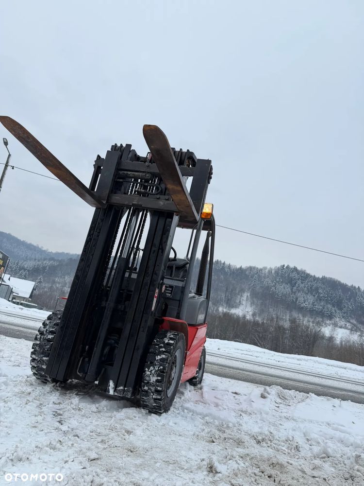 Manitou MI25D Wózek Widłowy 2,5 tony. Posuw Hydrauliczny. Maszt triplex. Wolny skok! Wysokość Podnoszenia 5 metrów. Jak nowy z Salonu. Pochodzi z Norweskiego Gospodarstwa! Aktualne przeglądy DEKRA i serwisy! Opony jak Nowe. Silnik Yanmar. Małe gabarety bardzo zwrotna maszyna! Zero luzów wycieków i zniszczeń. OKAZJA. Pełny ORYGINAŁ! Rok Prod. 2014. Niski przebieg 3300mtg - 8