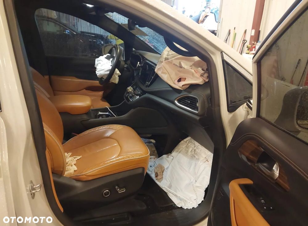 Chrysler Pacifica - 11