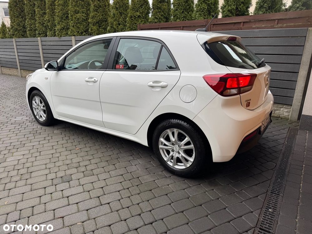 Kia Rio 1.2 L - 4