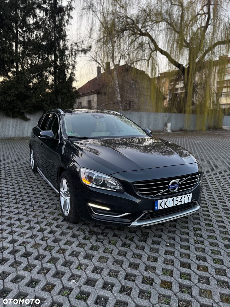 Volvo V60 D6 AWD Plug-in Hybrid R-Design Summum - 2