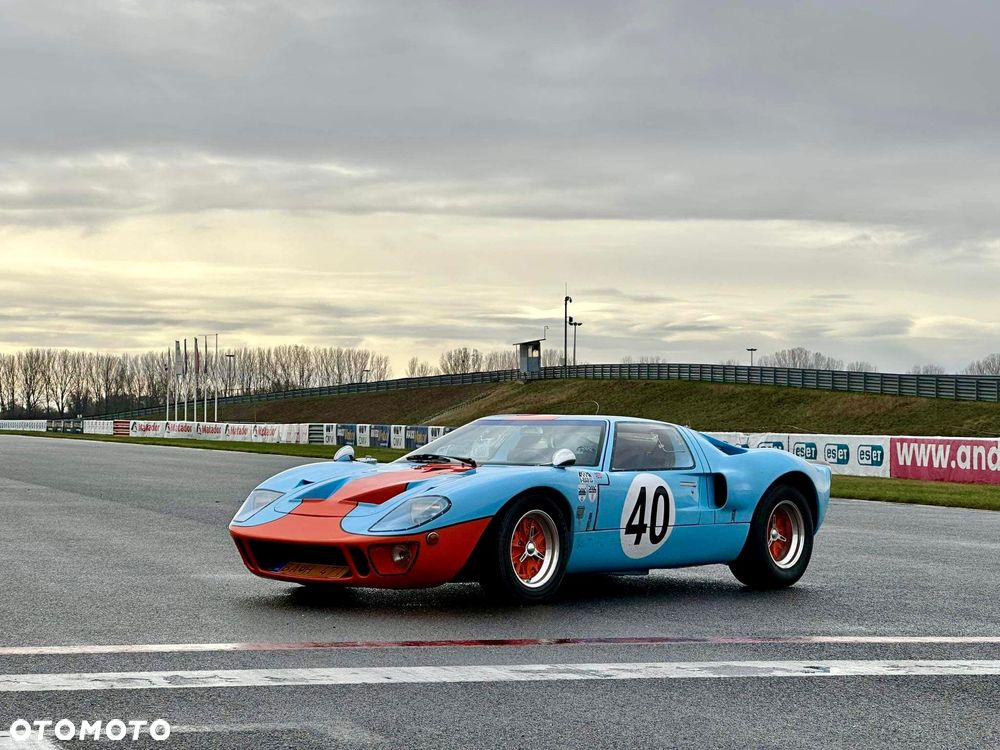 Ford GT - 10