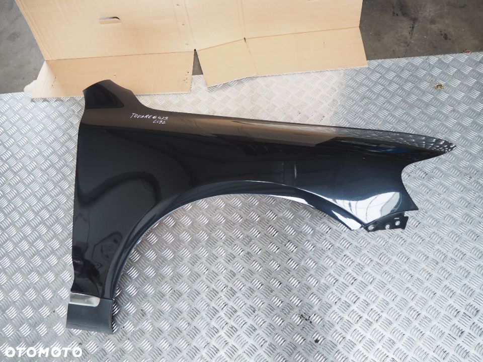 Błotnik Prawy Przedni Prawy Przód VW Touareg Kolor: LC9Z - 1