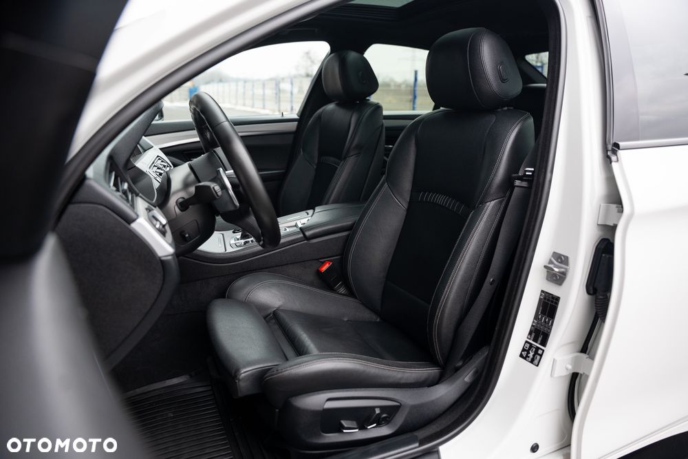BMW Seria 5 M550d xDrive Sport-Aut - 24