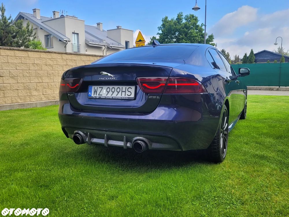 Jaguar XE 2.0 T R-Sport - 9