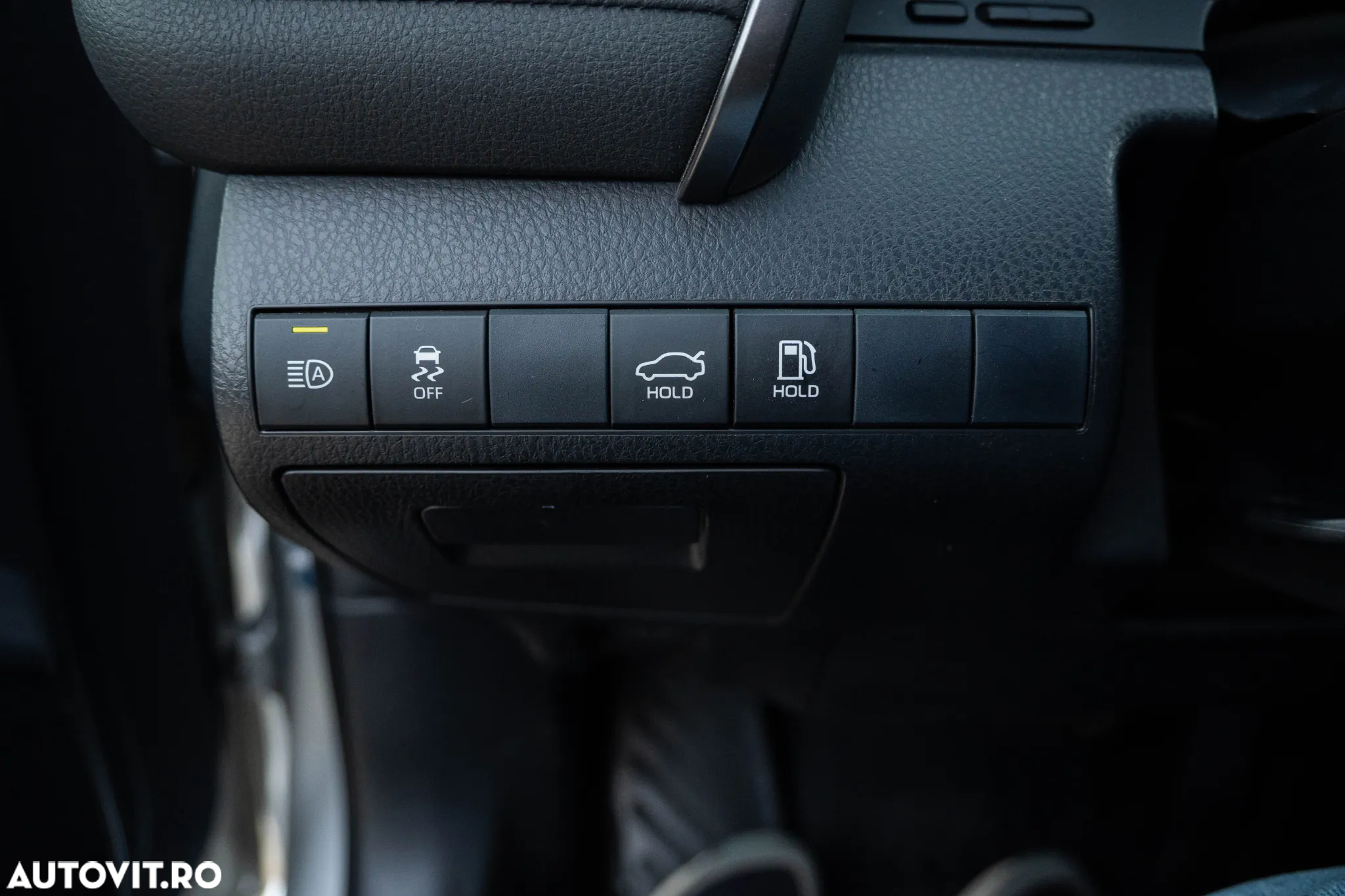 Toyota Camry 2.5 Hybrid Business - 24
