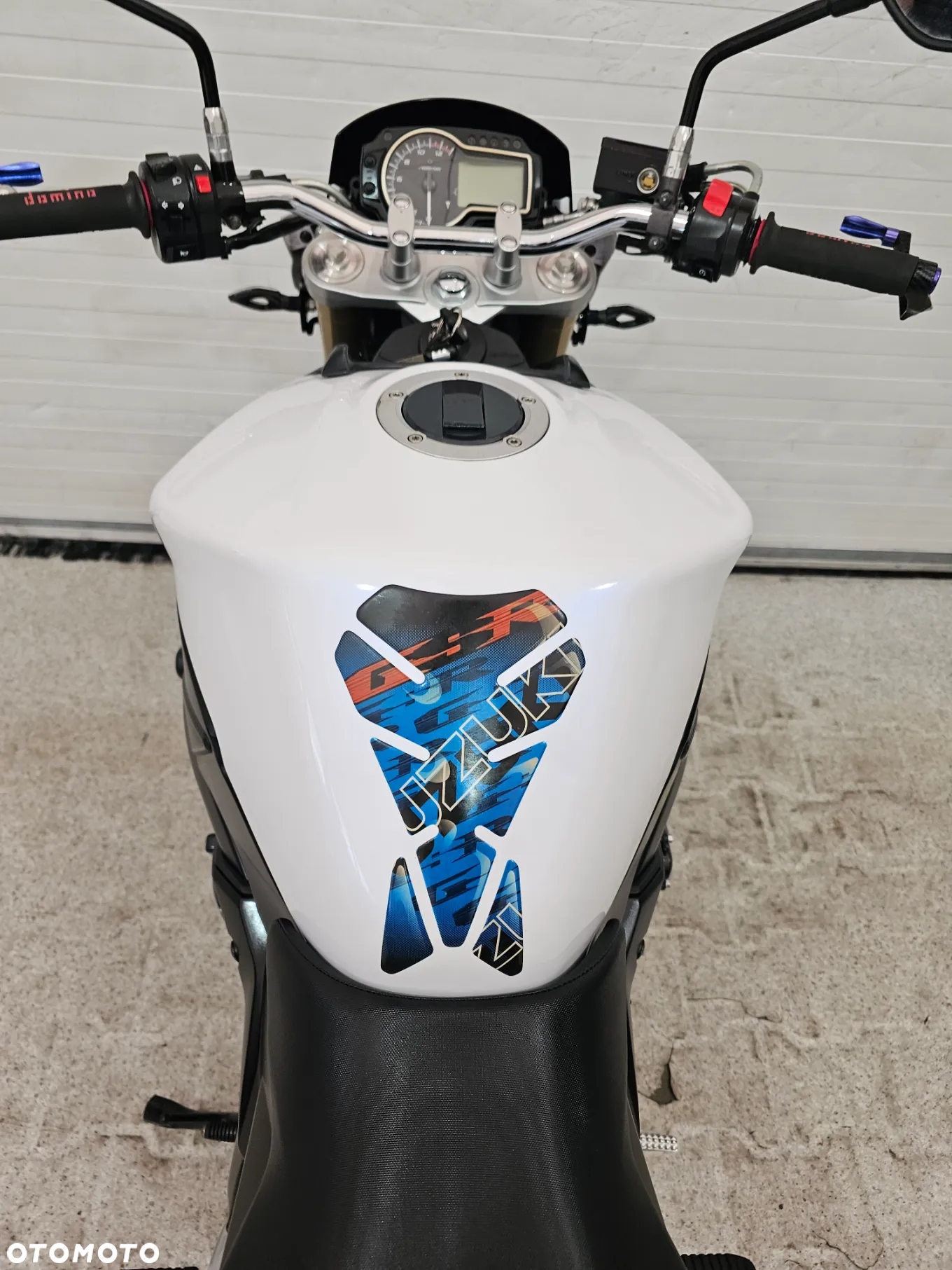 Suzuki GSR - 36