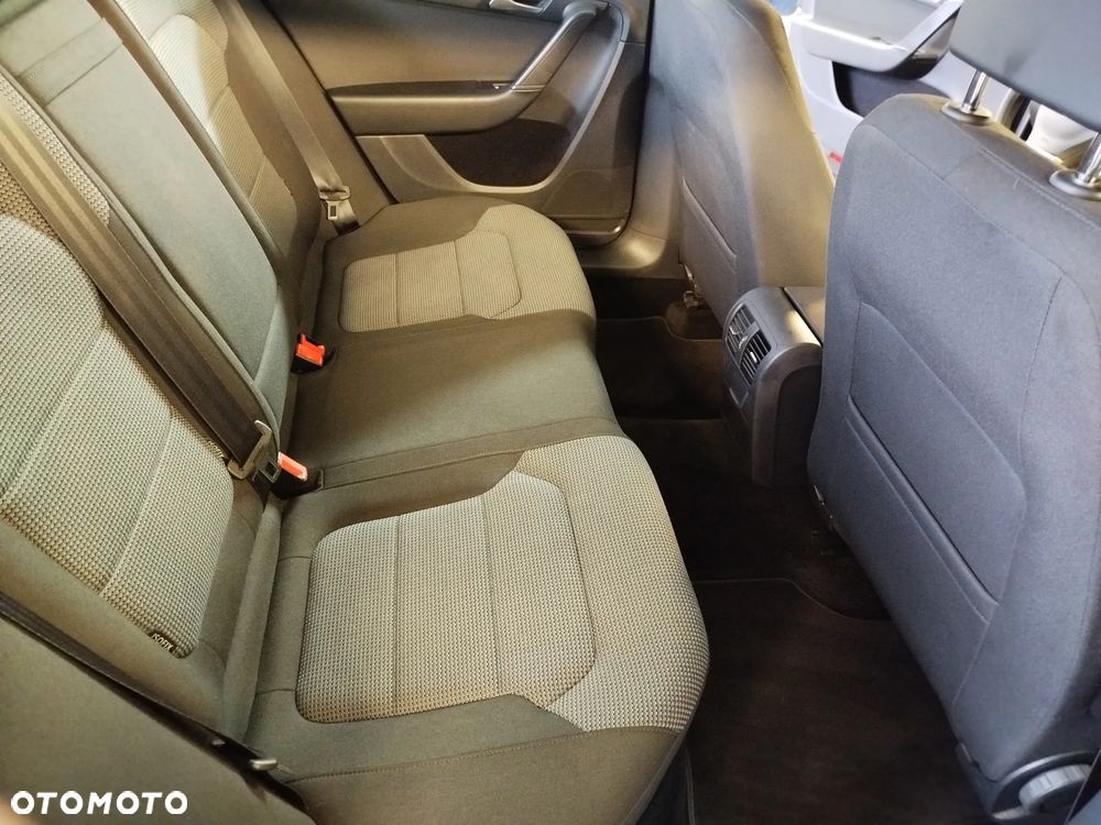 Volkswagen Passat 2.0 TDI Highline - 25