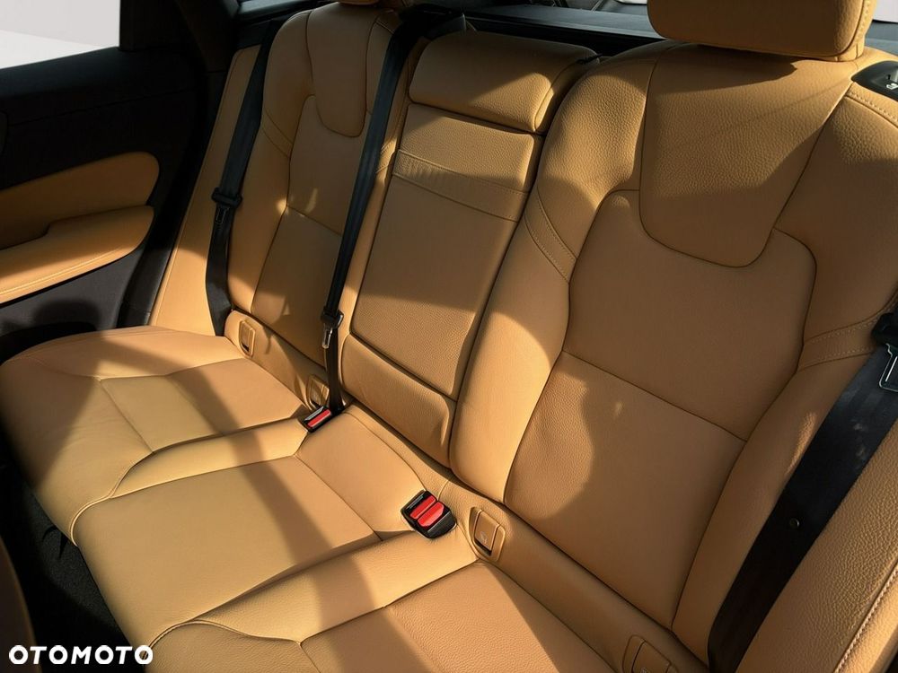 Volvo XC 60 T4 Momentum Pro - 27