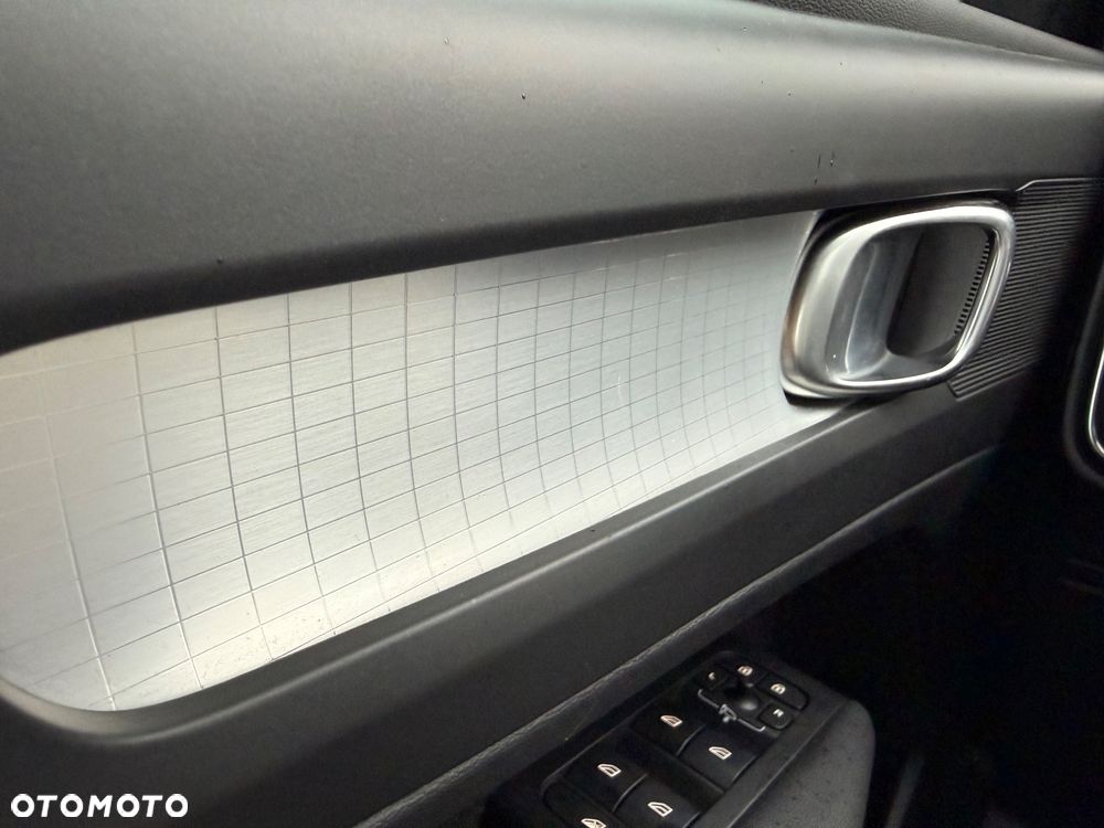 Volvo XC 40 T3 Geartronic Momentum Pro - 25