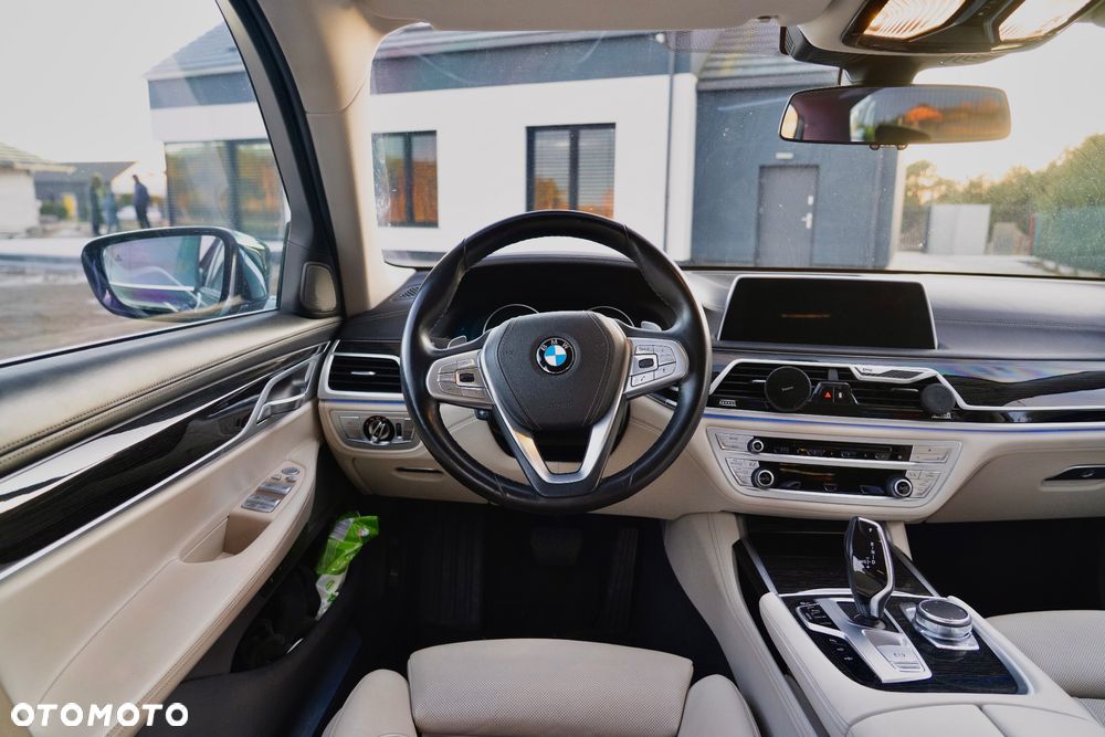 BMW Seria 7 750Li xDrive - 9