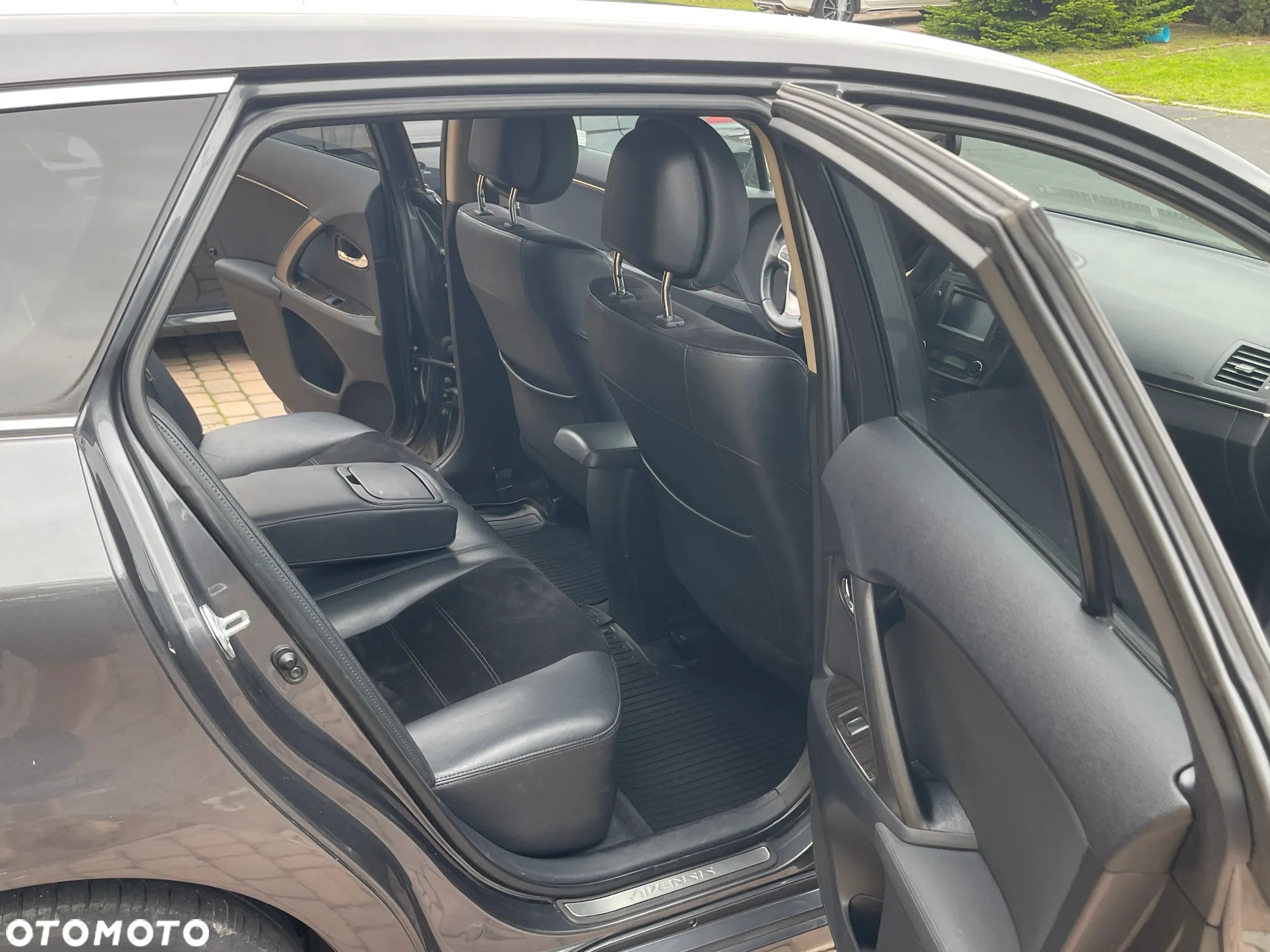 Toyota Avensis 2.0 D-4D Premium - 12