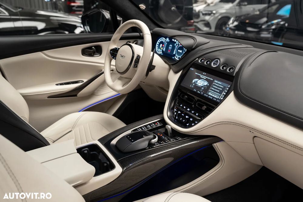 Aston Martin DBX - 35