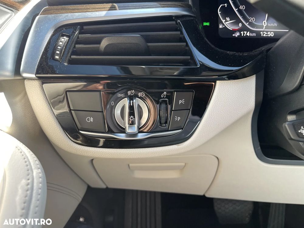 BMW Seria 5 530e Aut. Luxury Line - 31