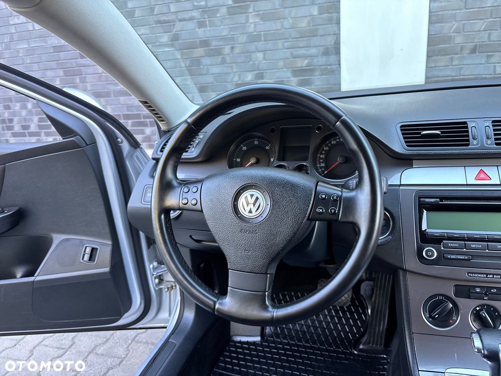 Volkswagen Passat 2.0 TDI Trendline DSG - 16
