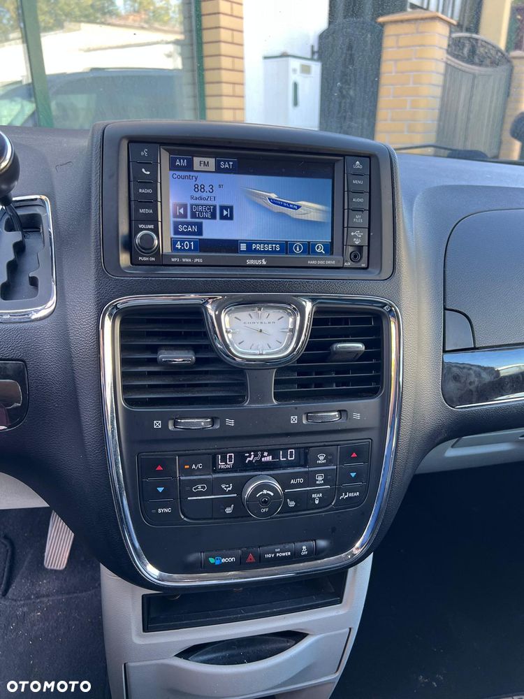 Chrysler Town & Country - 6