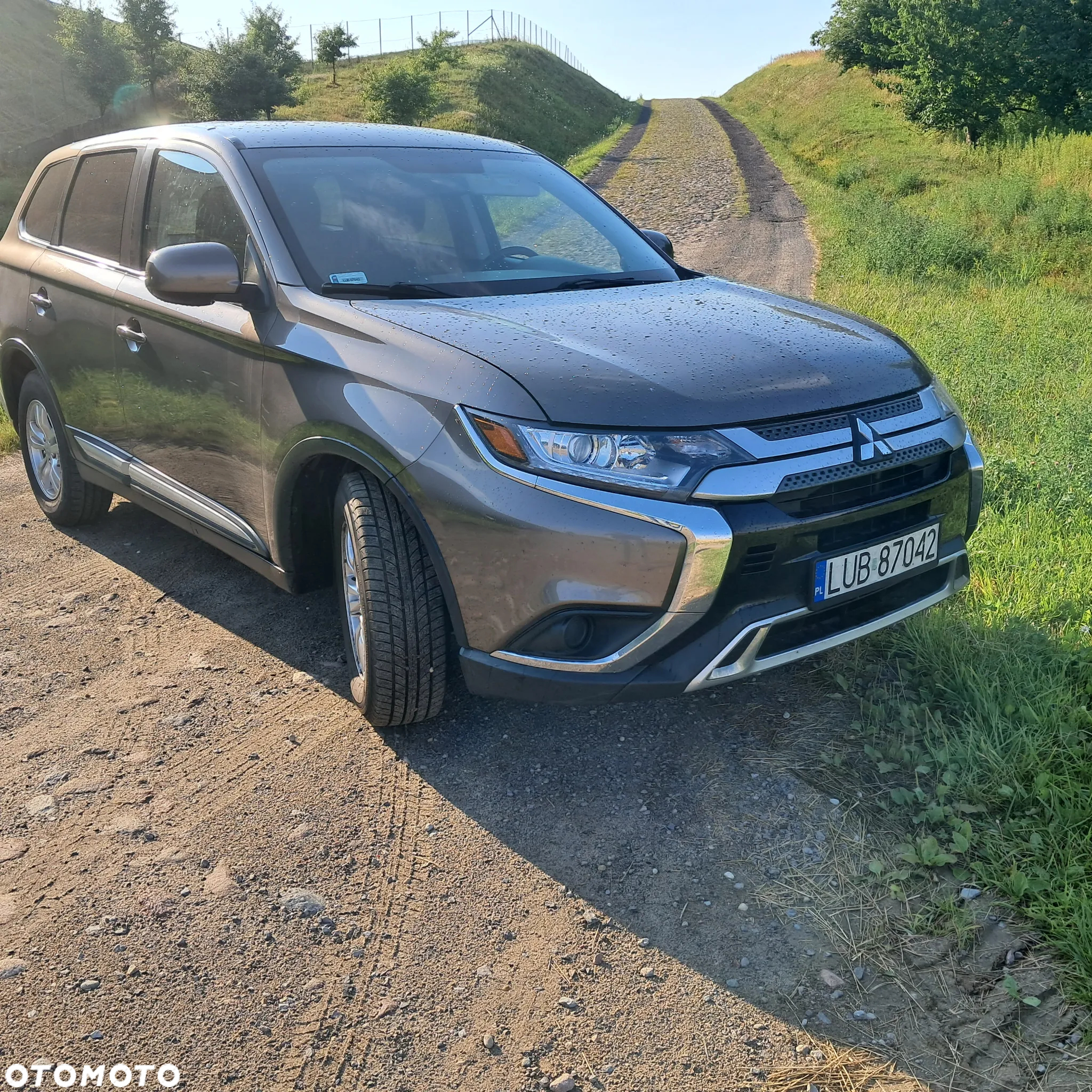 Mitsubishi Outlander - 2