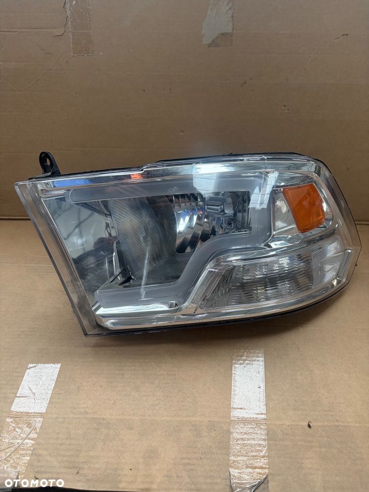 Lampa lewy przód Ram 1500 4gen.