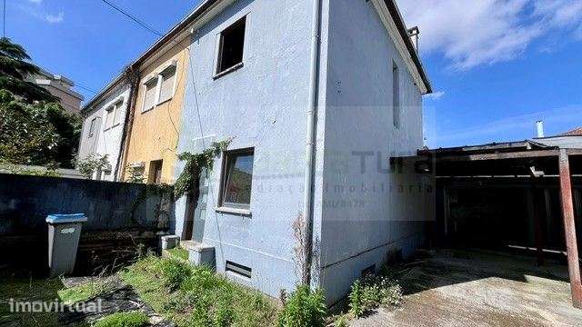 Moradia | Antas | 3 frentes | 2 pisos | Lote 198m2 | Grande Logrado... - Grande imagem: 2/20