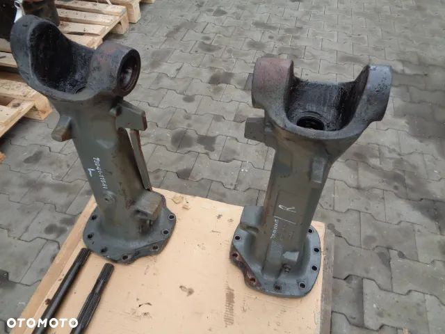 obudowa lewa prawa przedniej osi Massey Ferguson 5712S - 1
