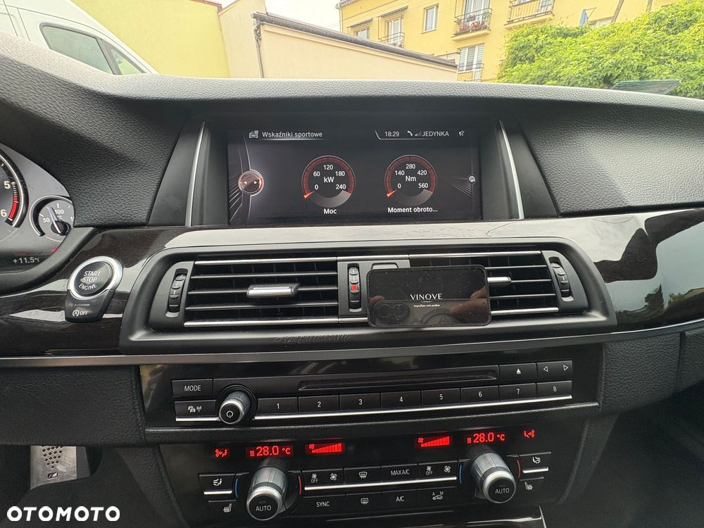BMW Seria 5 525d xDrive - 29