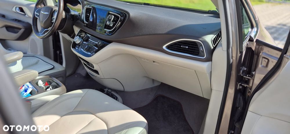Chrysler Pacifica - 28