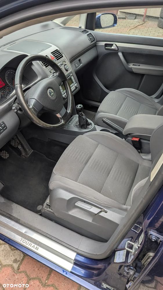 Volkswagen Touran 2.0 TDI DPF Highline - 9