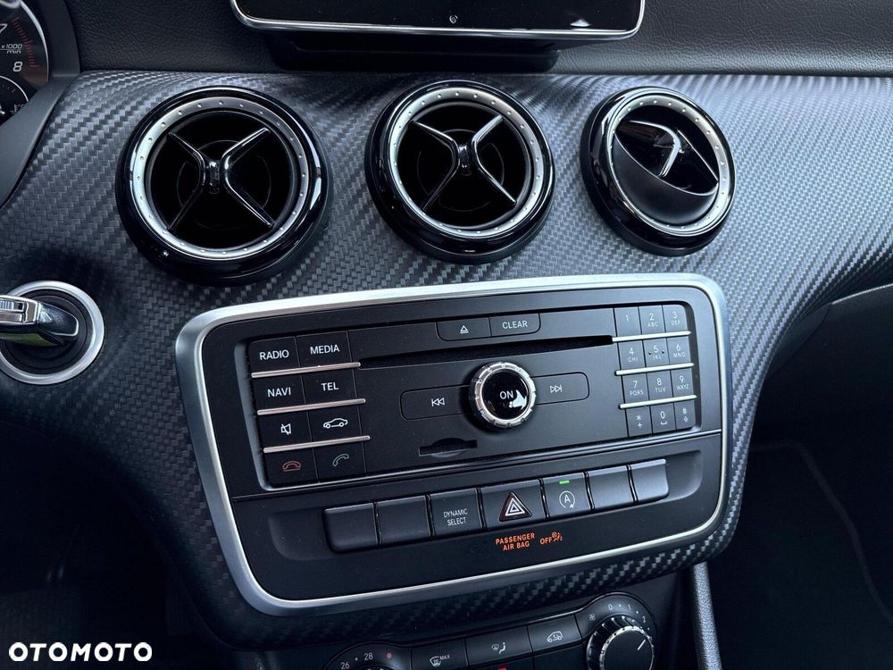 Mercedes-Benz GLA 180 7G-DCT - 25