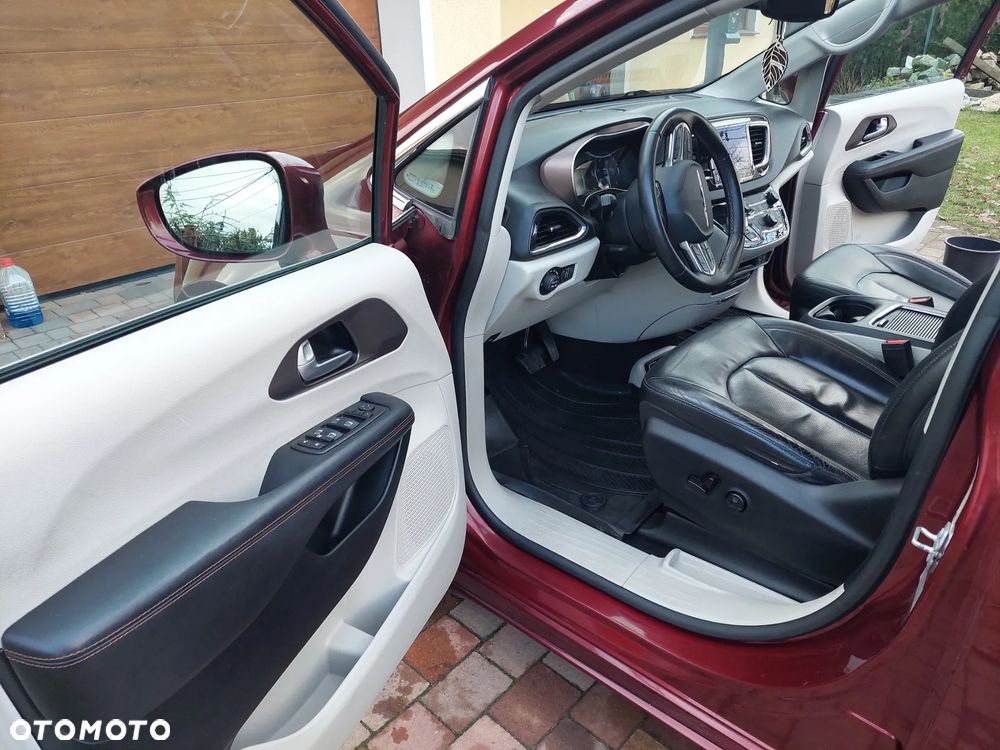 Chrysler Pacifica - 16