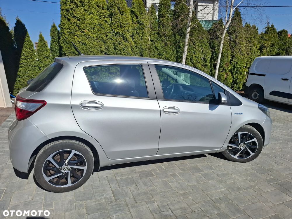 Toyota Yaris Hybrid 100 Premium - 4