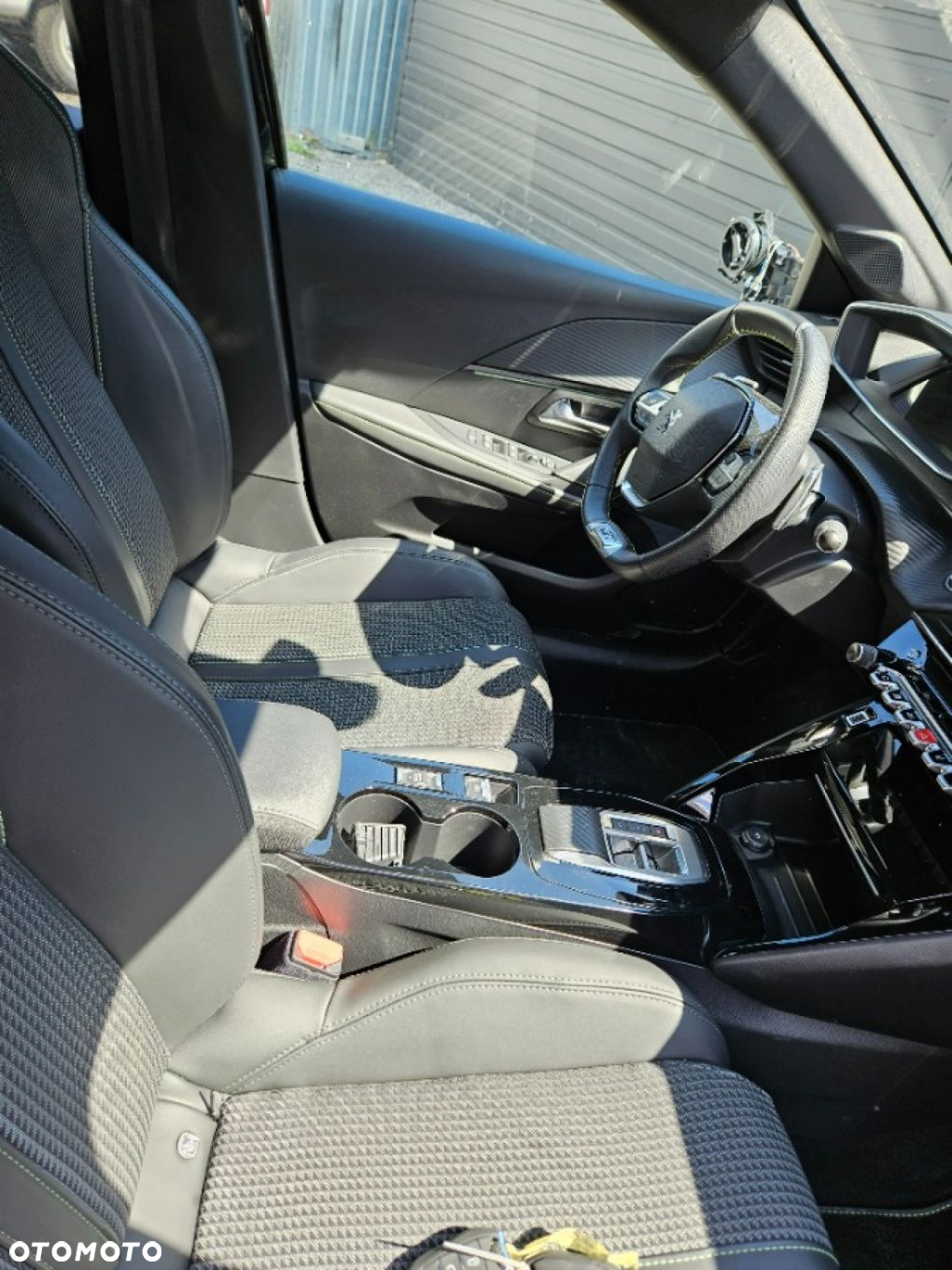 Peugeot 208 - 35