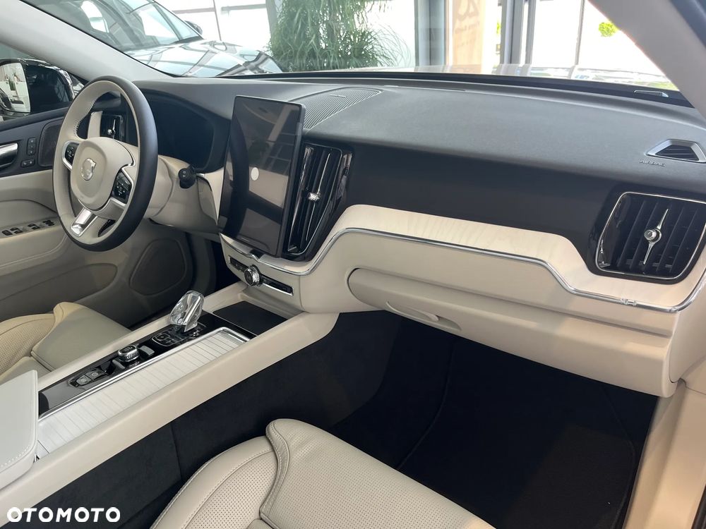 Volvo XC 60 T6 Plug-In Hybrid AWD Plus Dark - 9