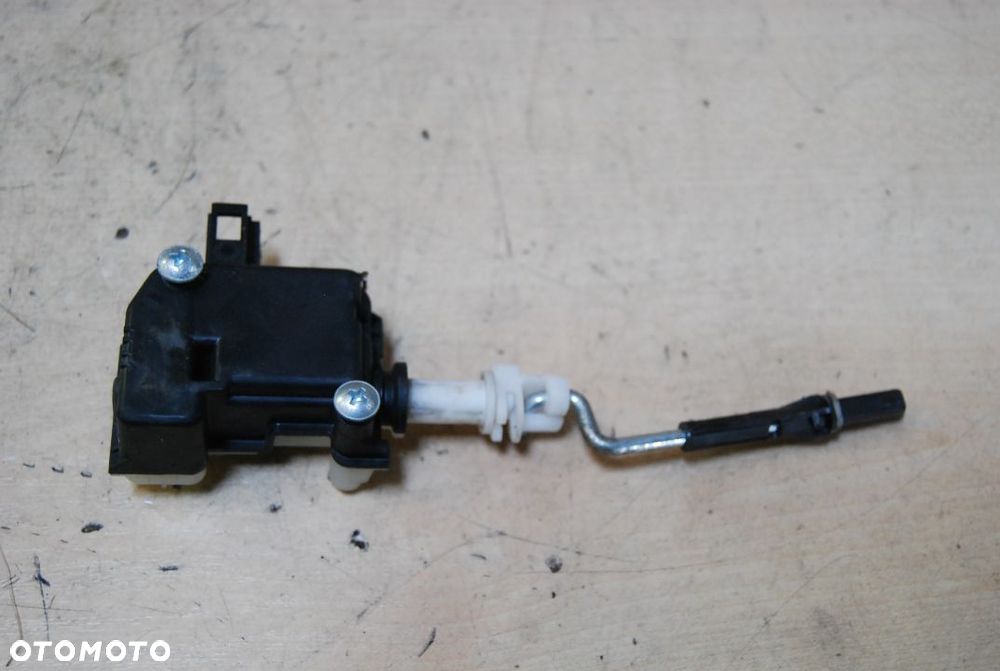 SIŁOWNIK KLAPKI WLEWU PALIWA 1T0810773A VW TOURAN CROSS LIFT TOURAN I 1T0810773 - 6