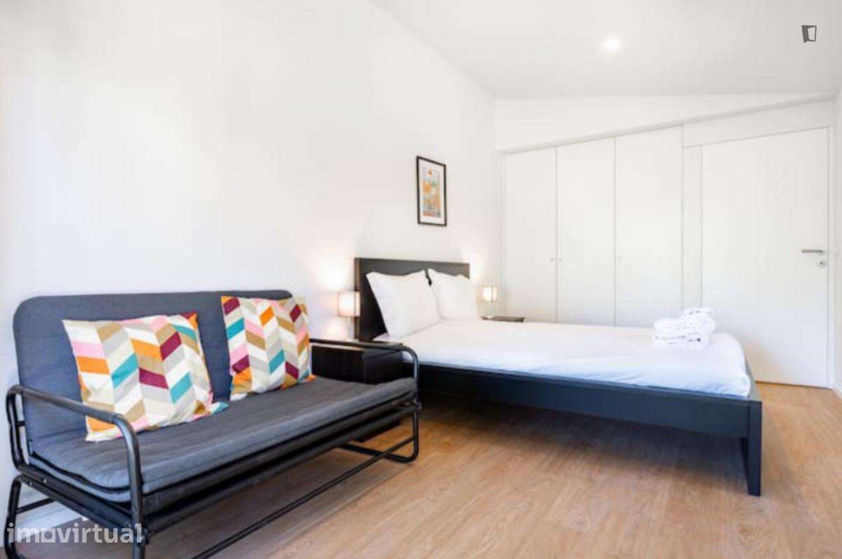 Quarto - localizado em Lordelo do Ouro Porto - Grande imagem: 4/16