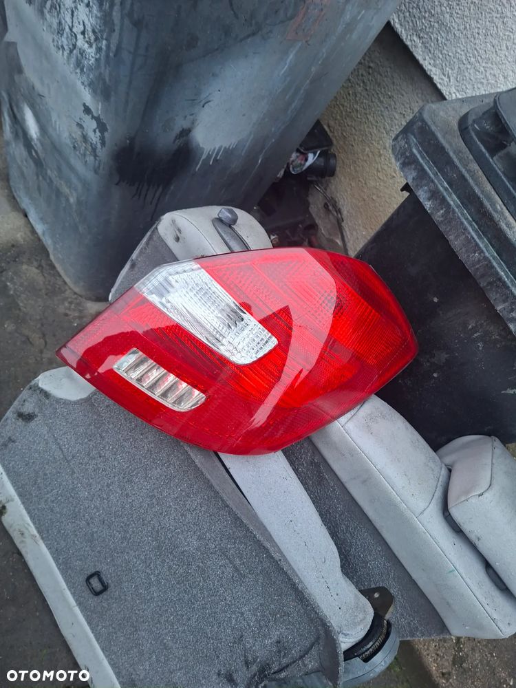 skoda fabia II lampa tył org  prawa euro poznan - 1