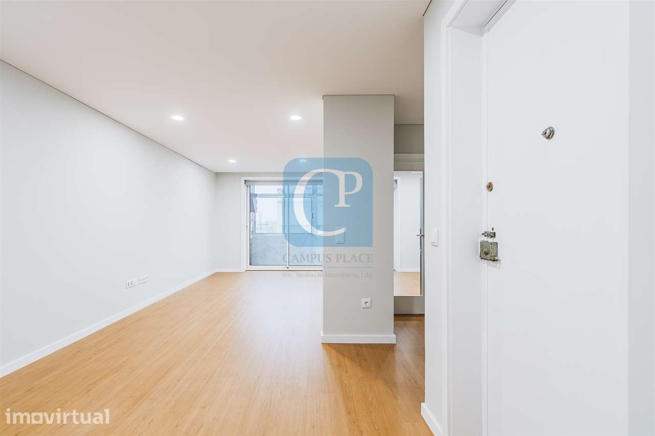 Apartamento T2 renovado e equipado à Avenida Fernão Magalhães - Grande imagem: 2/25