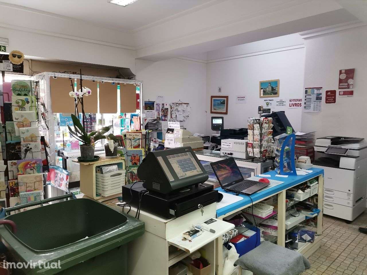 Papelaria Tabacaria em funcionamento, passagem de peões,e transportes - Grande imagem: 4/14