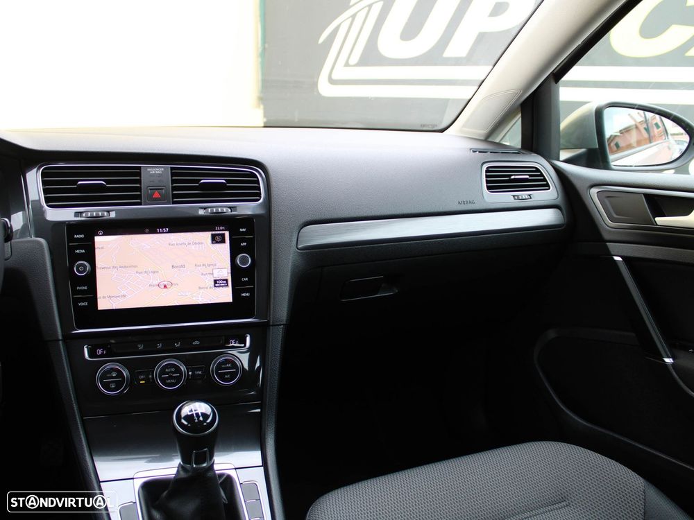 VW Golf 1.6 TDI Confortline - 23