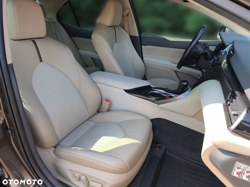 Toyota Camry 2.5 Hybrid Executive CVT - 11