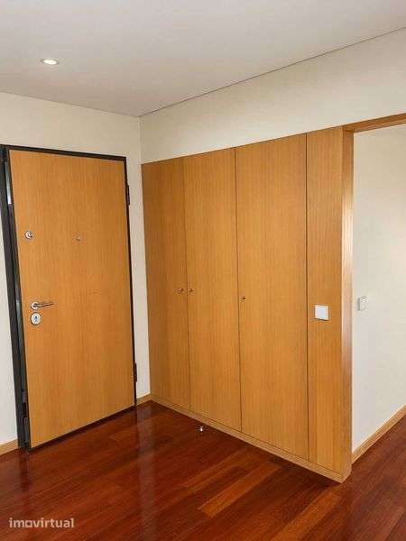T2 com Suite, Varanda e Garagem | 109 m² | Metro a 350 m - Grande imagem: 2/12