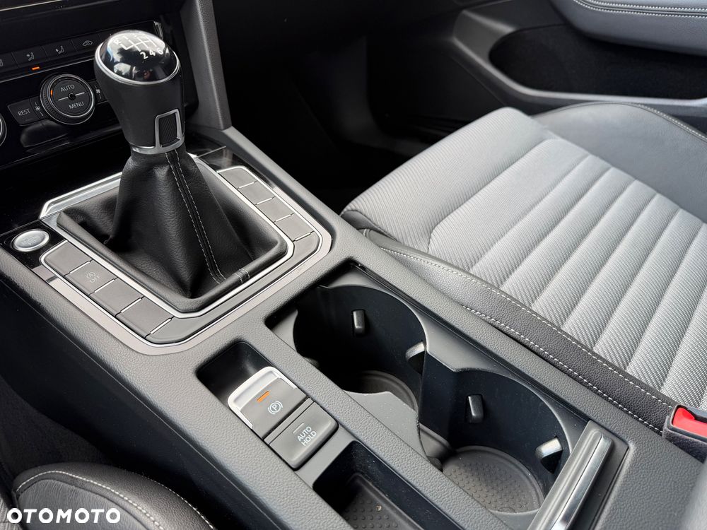 Volkswagen Passat - 25
