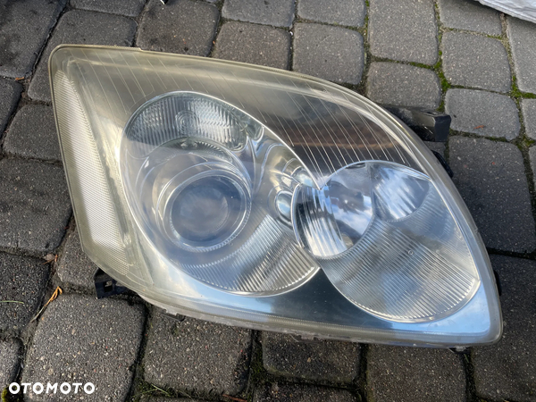 TOYOTA AVENSIS T25 03- LAMPA PRAWA REFLEKTOR PRZÓD ORYGINAŁ EUROPA