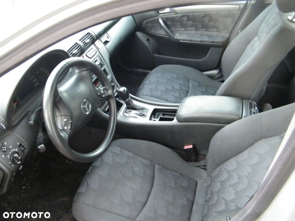 Mercedes C klasa W203 (00-04r.) 2.2D 142KM. Silnik D 611962 (OM611)  Skrzynia D 722699 lakier 744. Cały na części GWARANCJA !!!  Przód Tył Zestaw Komplet Drzwi Klapa Zderzak Błotnik Maska Grill Atrapa Szyba Pas Lampa Lusterko Boczki Fotel Kanapa Kokpit Deska Rozdzielcza Przełącznik Włącznik Sterownik Przewody Wiązka Instalacja Moduł Komputer Czujnik Listwa Pompa Alternator Wtryski Głowica Rozrusznik Kompresor Sprzęgło Dwumas Silnik Skrzynia ABS Klimatyzacji Paliwa Wspomagania Kolektor Turbina Przepustnica Zawór Chłodnica Koło Hak Belka Sanki Zawieszenie Mcpherson Półoś Amortyzator Wydech Tłumik Zacisk Most - 6