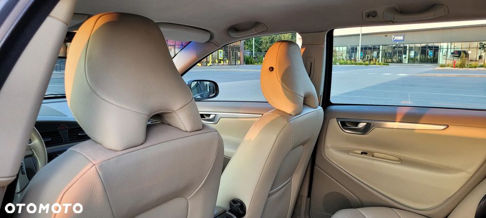 Volvo V70 D5 Momentum - 4