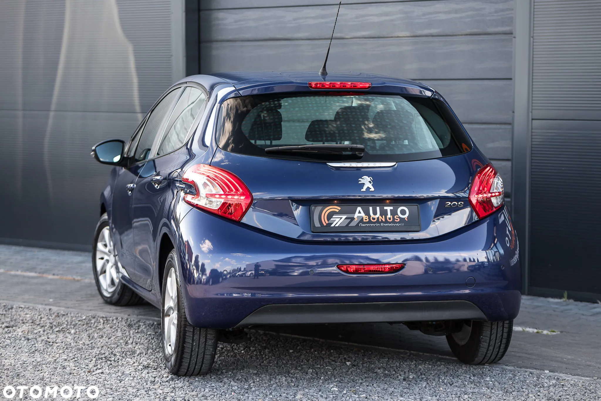 Peugeot 208 - 8