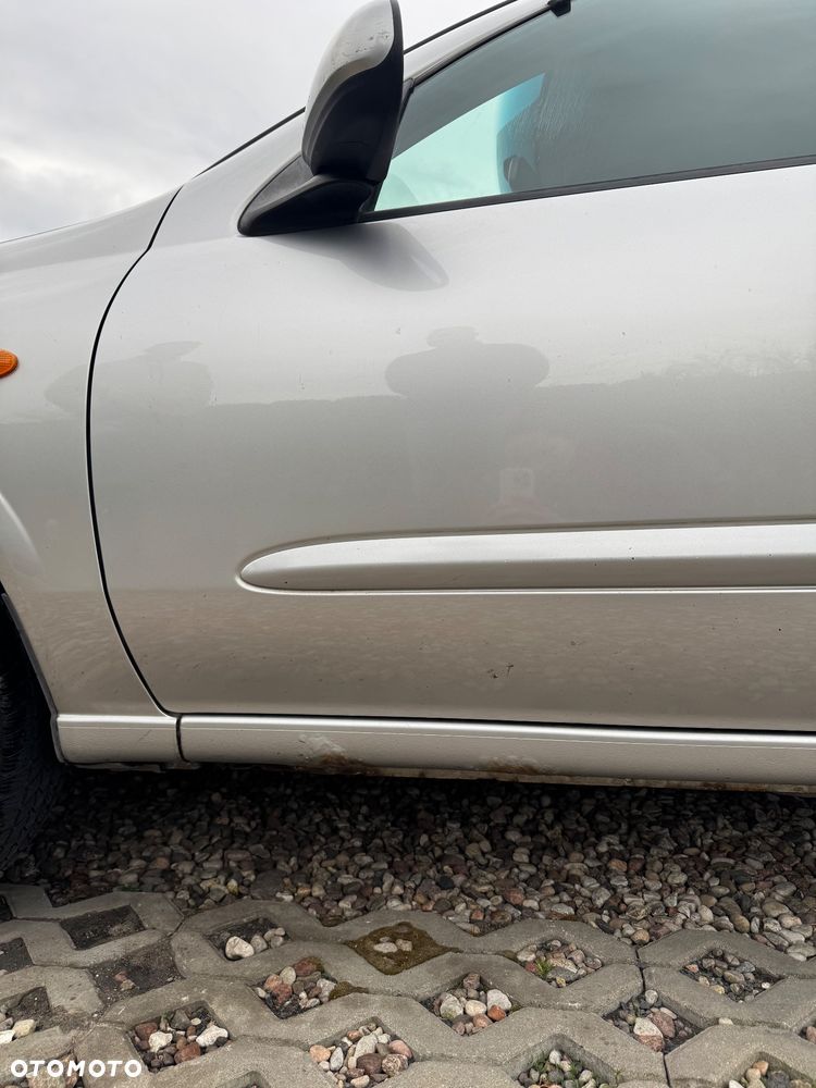 Nissan Almera 1.5 Visia + - 5