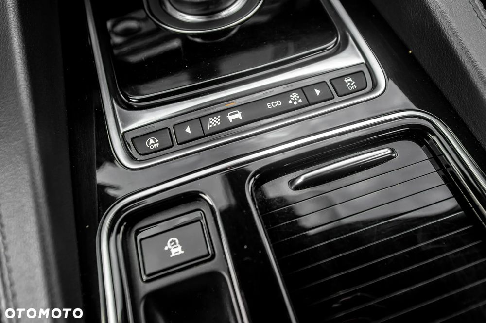 Jaguar F-Pace - 32