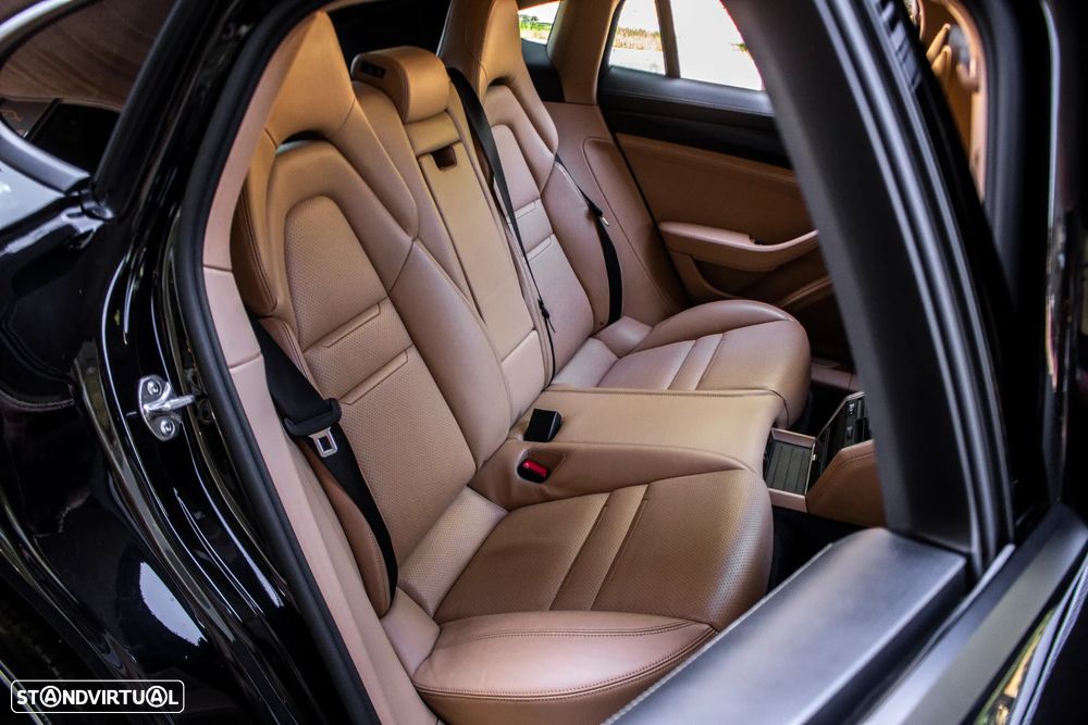 Porsche Panamera 4 E-Hybrid - 32